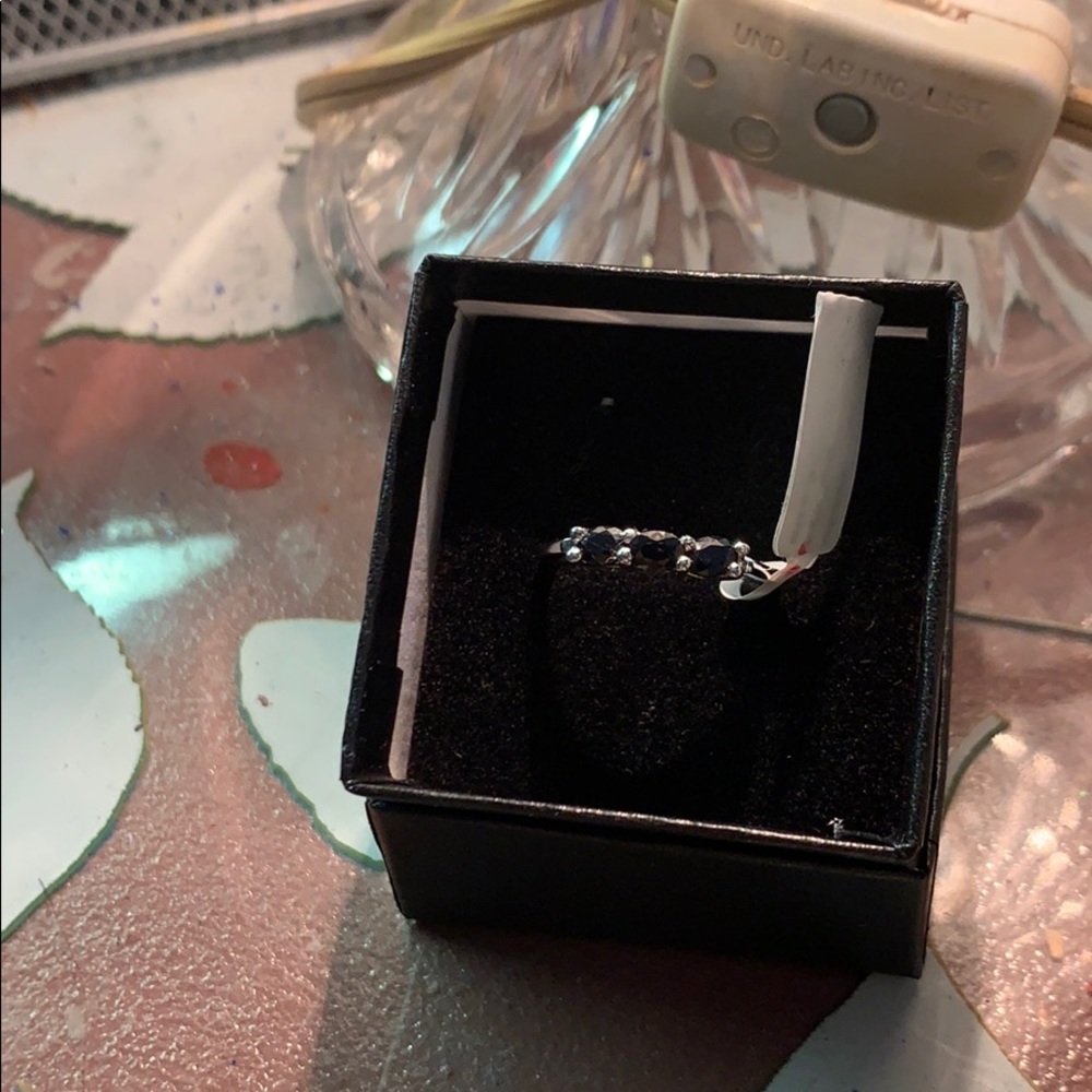 Sapphire ring set in white gold